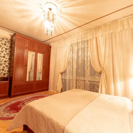 Comfortable Three Bedroom St. Kutuzova, 14 Kiev