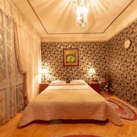 Comfortable Three Bedroom St. Kutuzova, 14 Kiev